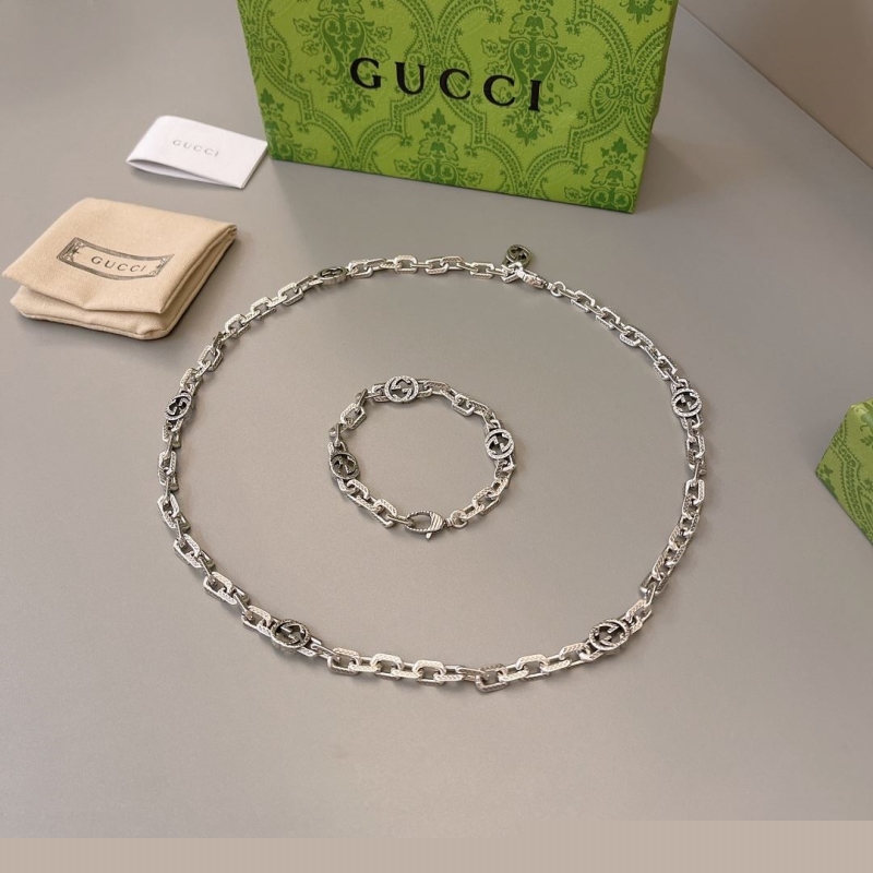 G*u*i necklaces